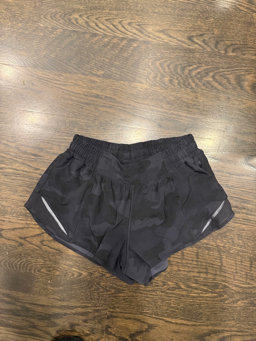 Lululemon hotty hot Women’s Black Camo Athletic Shorts